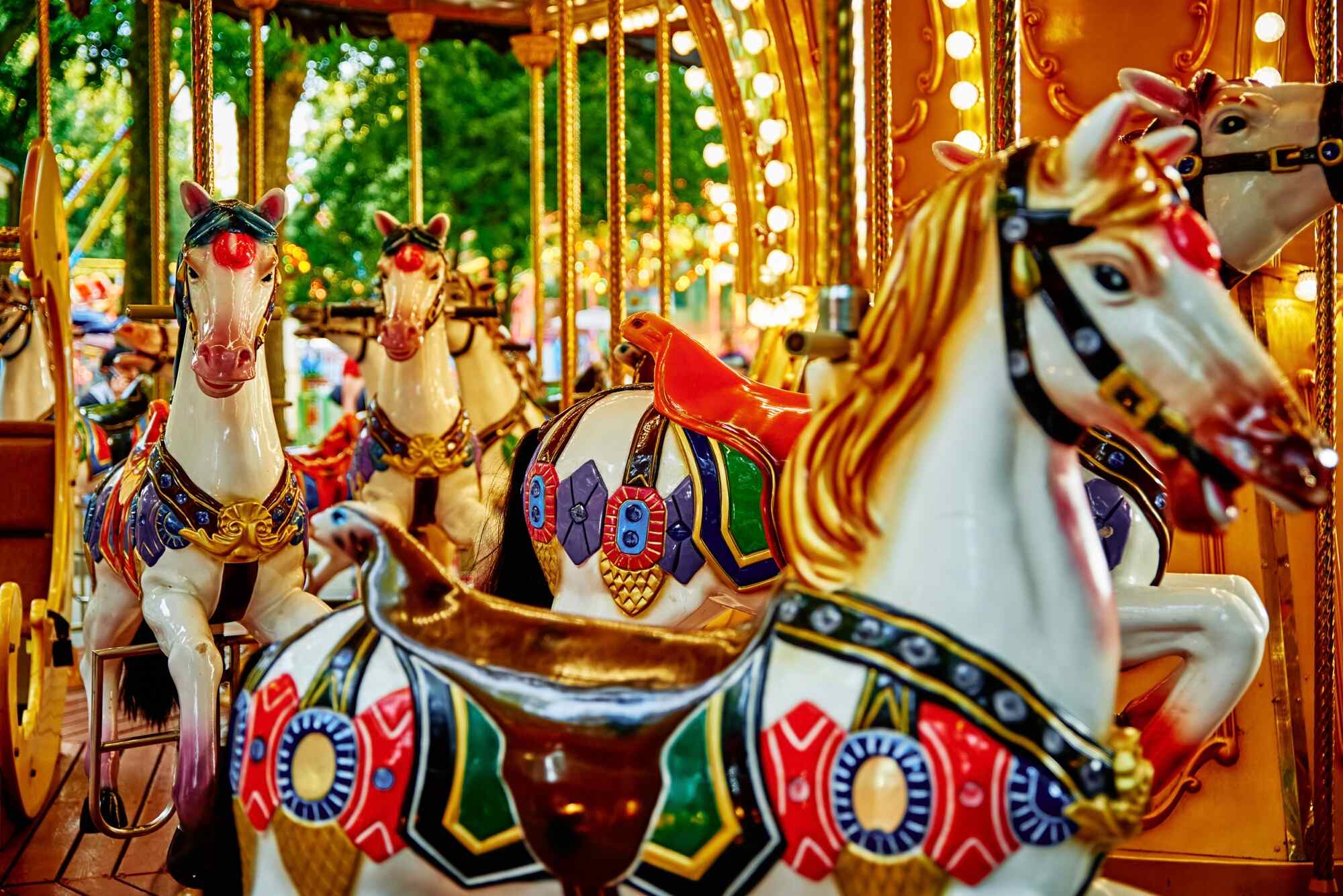 horse-carousel-at-amusement-park-AFZVV9P